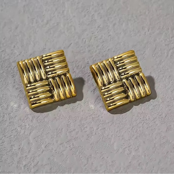 Retro Gold-Tone Plastic Square Earrings - Picture 4 of 5